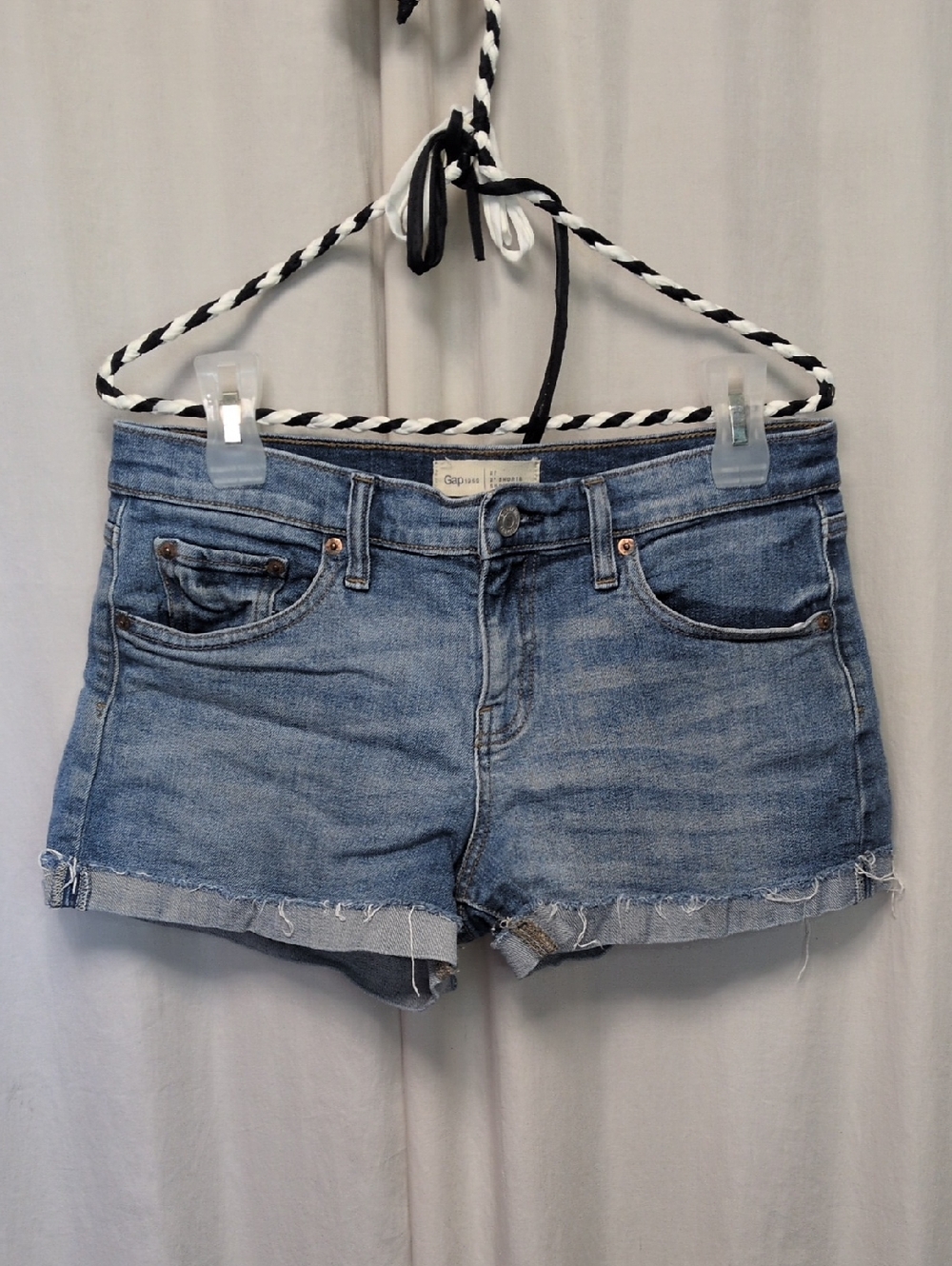 Gap | Low To Mid Rise | Medium Wash | Denim Shorts | Size 27